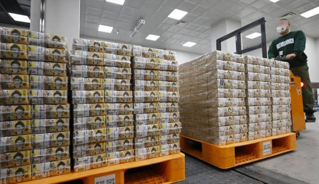 서울 중구 한국은행 본점에서 은행 관계자가 시중은행에 공급될 설 자금을 내보내기 위한 작업을 하고 있다. 조태형 기자