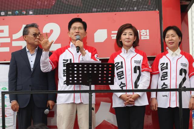 김문수 국민의힘 대선 후보가 16일 경기 화성시 동탄역 앞에서 GTX 관련 공약 발표를 하고 있다. 연합뉴스