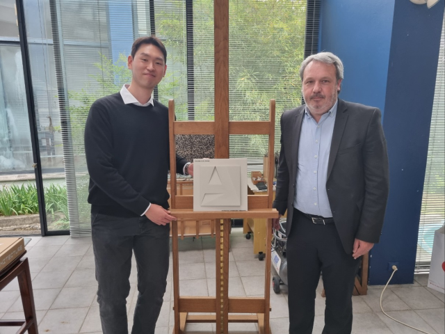 이성자 화백의 손자 신평재(왼쪽)씨가 에브 루아(오른쪽) 프랑스 문화부 건축·유산 담당관으로부터 아틀리에 '은하수'의 '주목할만한 현대 건축물' 지정 기념패를 전달받고 있다./유가족 제공