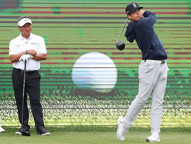 최경주(왼쪽)가 지난 14일 제주 서귀포시 핀크스GC에서 열린 이벤트 자선경기 ‘SK텔레콤 채리티 오픈’에서 장유빈의 티샷 모습을 지켜보고 있다. KPGA 제공