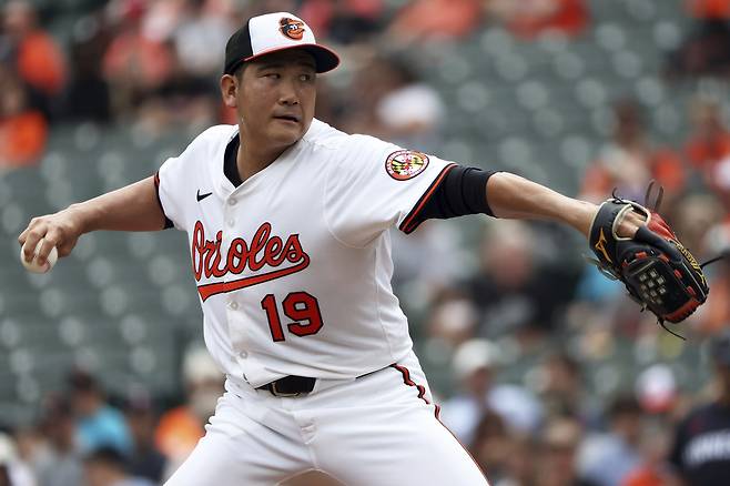 볼티모어 스가노 도모유키가 16일 홈에서 열린 미네소타전에 선발 등판, 투구하고 있다. AP연합뉴스
