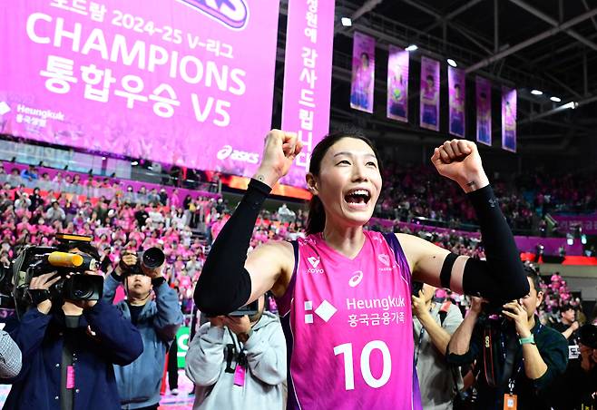 여자배구 흥국생명 김연경이 지난달 8일 우승 후 환호하고 있다. 한국배구연맹(KOVO) 제공