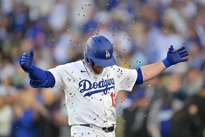 ▲ 홈런을 치고 해바라기씨로 축하받고 있는 맥스 먼시.