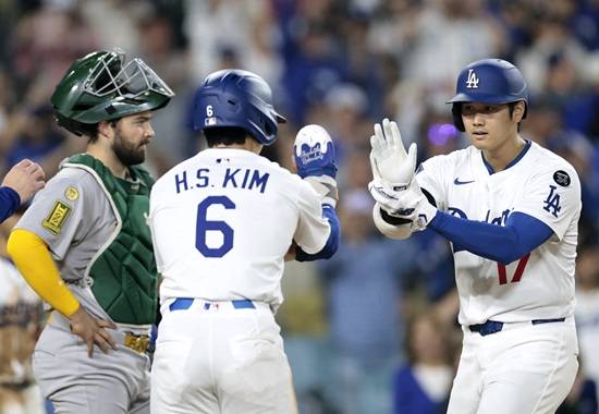 다저스는 16일(한국시간) 미국 캘리포니아주 로스앤젤레스 다저스타디움에서 2025 메이저리그 오클랜드 애슬레틱스전을 치러 19-2 대승을 거뒀다. 2연승을 달린 다저스는 시즌 29승 15패로 내셔널리그 서부지구 선두 자리를 굳건히 지켰다. 이날 경기에서 오타니는 홈런포 2개를 포함해 3타점을 올렸는데 전부 김혜성이 득점한 경우다. 다저스는 8~9번 타자가 약한 것이 흠이었는데 김혜성이 출루하고 오타니가 타점을 올리는 공식이 꾸준히 나오고 있다. 연합뉴스