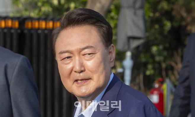 윤석열 전 대통령이 파면 선고 일주일 만인 지난달 11일 오후 서울 용산구 한남동 관저를 떠나며 지지자들에게 인사를 하고 있다. (사진=방인권 기자)