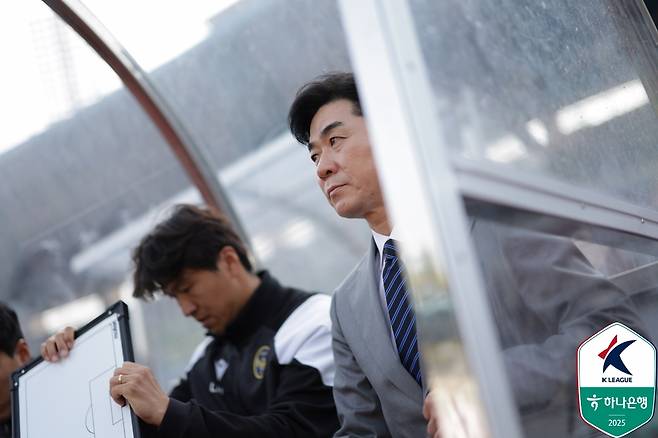 주중 코리아컵에 로테이션을 가동하면서 '리그 집중' 의지를 보여준 윤정환 감독(한국프로축구연맹 제공)