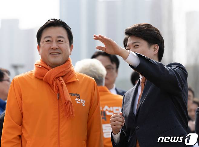 이준석 개혁신당 대표와 김용남 정책위의장이 4일 오후 경기도 화성시 정조로 동탄호수공원에서 열린 제22대 국회의원선거 화성을 출마 선언 기자회견에서 대화를 하고 있다. 2024.3.4/뉴스1 ⓒ News1 이재명 기자