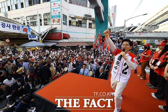 김문수 국민의힘 대선 후보가 12일 오후 대구 중구 서문시장을 방문해 지지를 호소하고 있다. /박헌우 기자