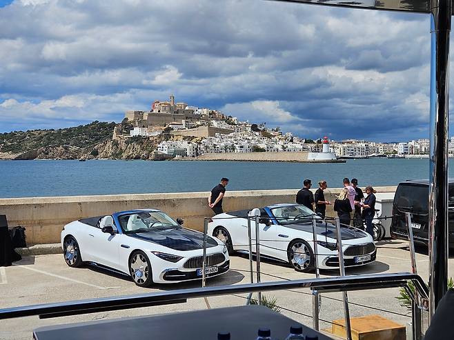 지난달 28일(현지 시각) 스페인 발레아레스 제도 이비사 섬. 메르세데스-벤츠 마이바흐 SL680 모노그램 차량들이 '마리나 보타폭' 항구에 서 있다. /권유정 기자
