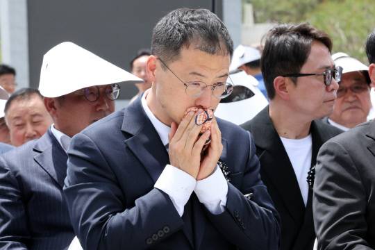 5·18민주화운동 45주년을 하루 앞둔 17일 국민의힘을 탈당한 김상욱 무소속 국회의원이 광주 북구 운정동 국립5·18민주묘지에서 열린 5·18추모제에서 추모공연을 보며 눈물을 닦고 있다. 연합뉴스