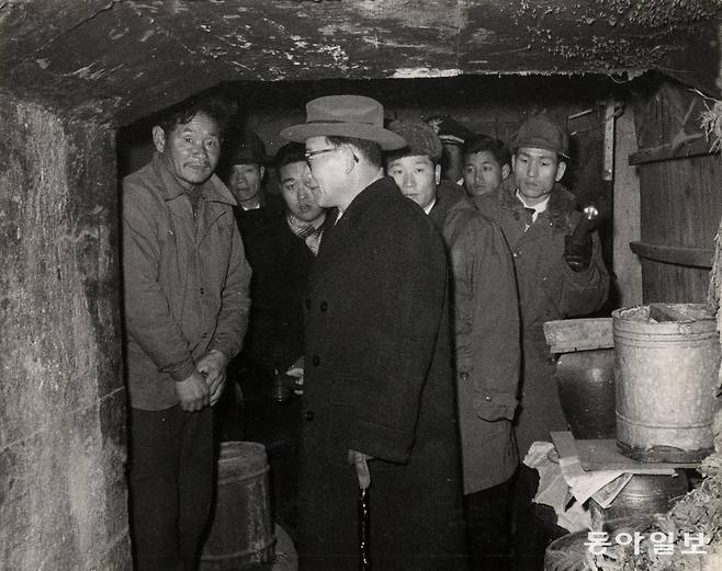 1960년 12월 31일자 동아일보. “민정 시찰하는 윤보선 대통령 -용산역 곁에 있는 토굴 세궁민 방문”