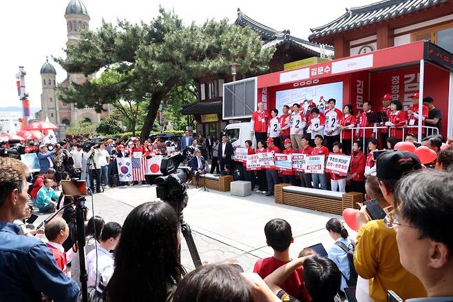 김문수 국민의힘 대선후보가 17일 전북 전주시 완산구 전동성당 인근에서 공약발표 및 유세를 하고 있다. 뉴시스