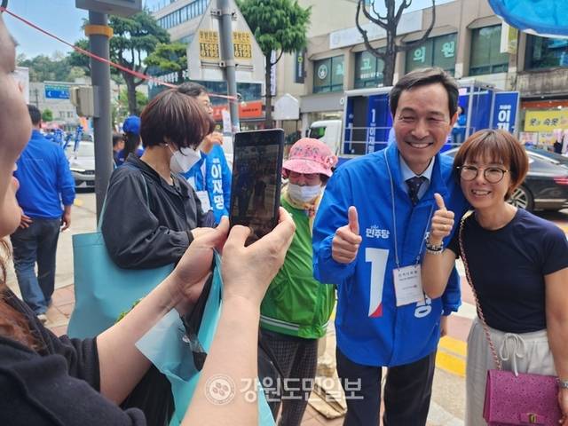 ▲ 우상호 더불어민주당 상임공동선대위원장이 17일 삼척 중앙시장 일원에서 유권자들을 만나 이재명 후보에 대한 전폭적인 지지를 호소하고 있다.