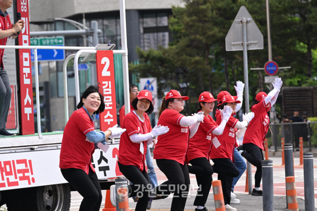▲ 국민의힘 소속 지방의원과 선거운동원들이 17일 오전 춘천 풍물시장 앞에서 김문수 대선 후보 선거 로고송에 맞춰 율동을 하고 있다. 김정호 기자