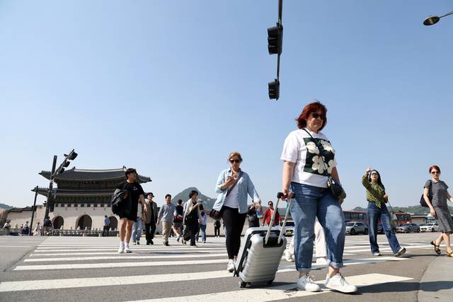 ▲ 초여름 날씨를 보인 12일 서울 광화문 광장에서 관광객들이 걷고 있다. 연합뉴스
