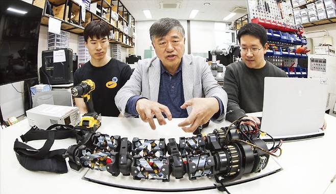 지난달 22일 서울대 정밀기계설계공동연구소의 한 연구실에서 박희재 소장이 학생들과 개발 중인 웨어러블 로봇의 구조를 설명하고 있다. 정밀연은 웨어러블 디바이스를 통해 부족한 신체 능력을 보완하거나 운동 능력을 강화하는 기술 연구를 이어가고 있다. /임형택 기자