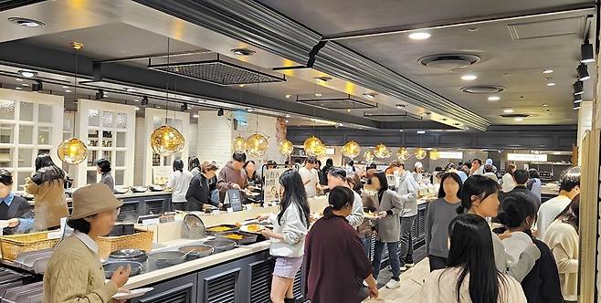 Ashley Queens’ Jamsil Lotte Castle branch in Songpa-gu, southern Seoul, is crowded with diners. (E-Land Eats)