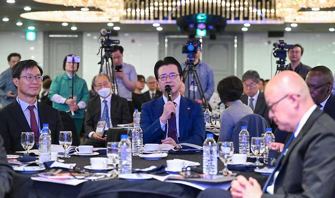 오정현(가운데) 사랑의교회 목사가 16일 서울 여의도 국민일보빌딩에서 열린 '2025 WEA 서울총회 프리서밋 국제심포지엄에서 서울총회의 중요성에 대해 설명하고 있다. 신석현 포토그래퍼