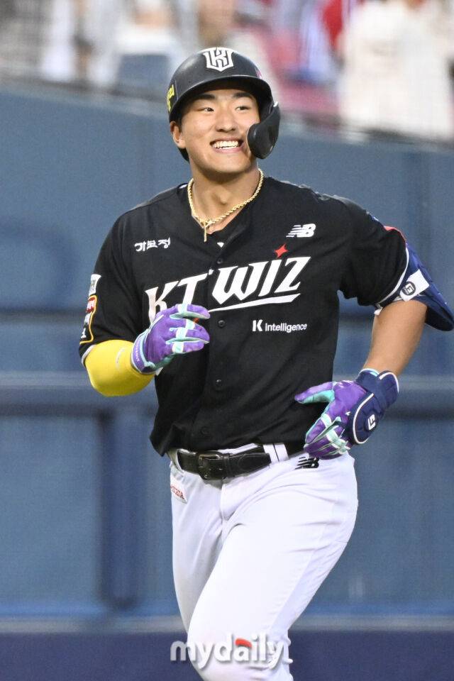 17일 서울 잠실야구장에서 열린 '2025 신한 SOL BANK KBO리그' KT 위즈와 LG 트윈스 더블헤더 1차전 경기. KT 안현민이 9회초 1사 1-2루에 쓰리런을 친 뒤 그라운드를 돌고 있다./잠실 = 한혁승 기자