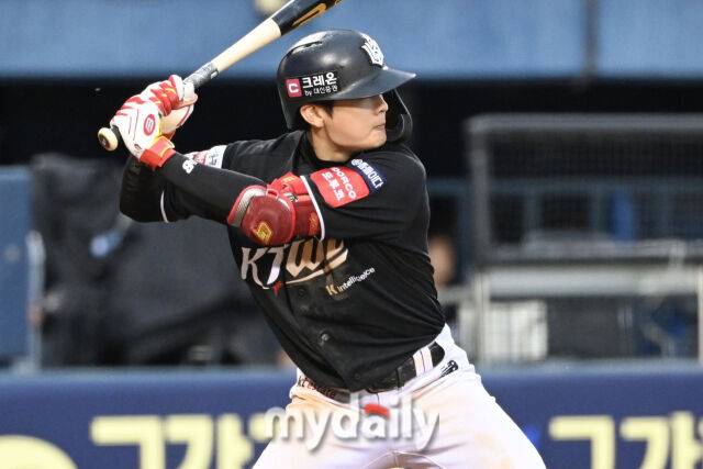 17일 서울 잠실야구장에서 열린 '2025 신한 SOL BANK KBO리그' KT 위즈와 LG 트윈스 더블헤더 1차전 경기. KT 박민석이 9회초 1사 1루에 투구를 바라보고 있다./잠실 = 한혁승 기자