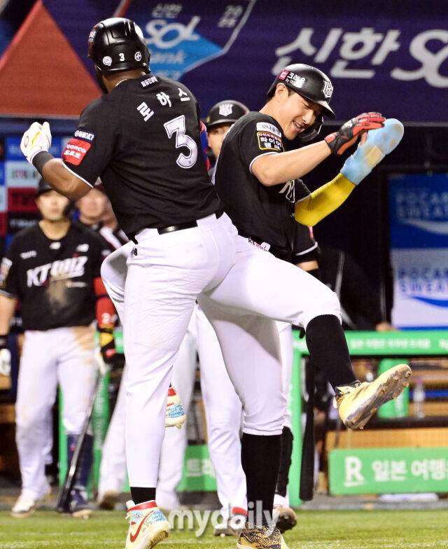 30일 오후 서울 잠실구장에서 진행된 '2025 신한 SOL뱅크 KBO 리그' KT-두산의 경기. kt 로하스가 7회초 2사 3루에서 투런 홈런을 때린 뒤 선행주자 황재균과 세리머니를 펼치고 있다./마이데일리
