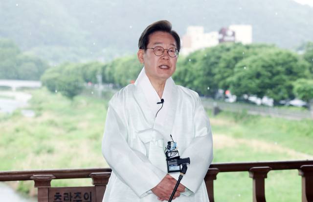 ▲더불어민주당 이재명 대선 후보가 16일 전북 전주시 완산구 청연루에서 열린 K-컬처 '전통의 소리를 잇다-청년 국악인과의 간담회'를 마친 후 취재진과 백브리핑을 하고 있다. ⓒ연합뉴스