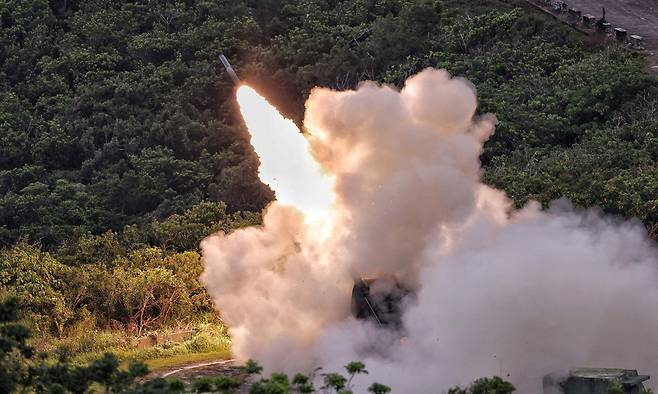 대만군이 12일 핑둥현 주펑 기지에서 미국산 고속기동포병로켓시스템(HIMARS·하이마스)의 실사격 훈련을 하고 있다. 대만군은 유사시 하이마스를 이용해 지난 1월부터 인도가 시작된 사거리 약 300㎞의 에이태큼스(ATACMS) 미사일을 중국 본토 푸젠성으로 발사할 수 있는 것으로 전해졌다. 핑둥=AFP연합뉴스