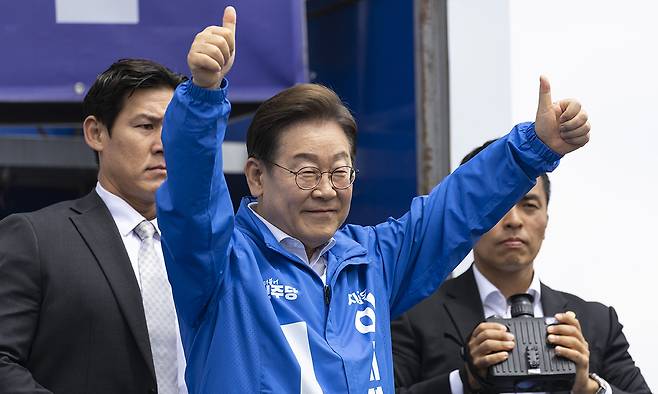 더불어민주당 이재명 대선후보가 17일 전남 나주시 금성관 앞에서 열린 유세에서 시민들을 향해 인사하고 있다. 뉴시스