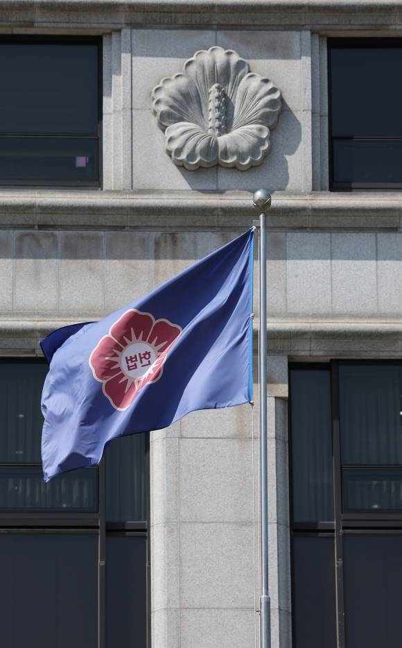 서울 종로구 헌법재판소에 게양된 깃발이 바람에 휘날리고 있다. 연합뉴스