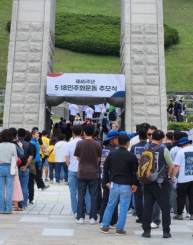 5·18민주화운동 제45주년을 하루 앞두고 추모 열기가 최고조에 달했다. 17일 오전 광주 북구 운정동 국립 5·18 민주묘지. 전국 각지에서 찾아온 참배객들로 북새통을 이뤘다. 이날 오전부터 내린 비로 묘지 전역의 땅이 젖어 있었지만, 백발의 어르신부터 앳된 꼬마까지 참배객들은 아랑곳 않고 추모탑 앞에서 묵념하고 헌화했다. 화창한 날씨의 오후가 되자 참배객들은 기하급수적으로 늘어나 인산인해를 이뤘다. 참배객들이 헌화, 분향하기 위해 추모탑 앞에 줄서 있다. ⓒ시사저널 정성환