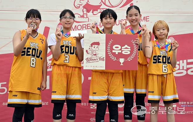 17일 오전 수원시 팔달구 화성행궁광장에서 열린 '2025 위너볼 전국3X3 농구대회'에서 여자초등부 결승에서 우승을 차지한 YNC-A 팀이 기념촬영을 하고 있다. 김경민기자
