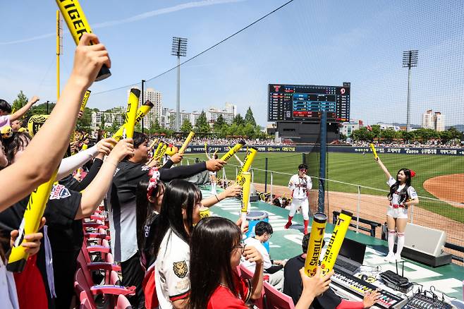 18일 광주 기아챔피언스필드에서 열린 KIA 타이거즈와 두산 베어스 홈경기에서는 5·18 특별이벤트가 펼쳐졌다. /KIA타이거즈 제공