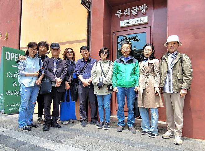 ‘피란수도 부산’의 유산과 피란의 흔적이 남은 공간들을 탐방한 일행이 보수동 책방골목 우리글방 북카페 앞에서 포즈를 취했다.