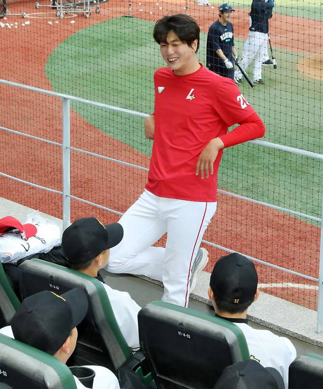 SSG랜더스 김광현이 유소년 야구선수들의 질문에 대답을 하고 있다. 사진=SSG랜더스