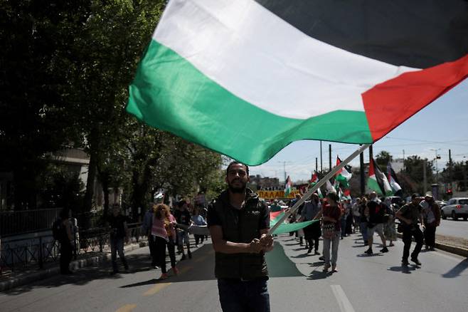 17일(현지시간) 이스라엘과 하마스 간 분쟁이 계속되는 가운데 독일 함부르크에서 이스라엘 반대 시위에서 한 친팔레스타인 시위대가 팻말을 들고 있다. (사진=로이터)