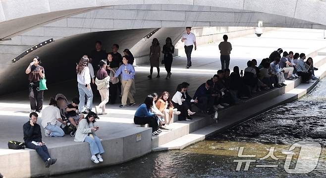 13일 서울 중구 청계천을 찾은 시민들이 휴식을 취하고 있다. 2025.5.13/뉴스1 ⓒ News1 김성진 기자