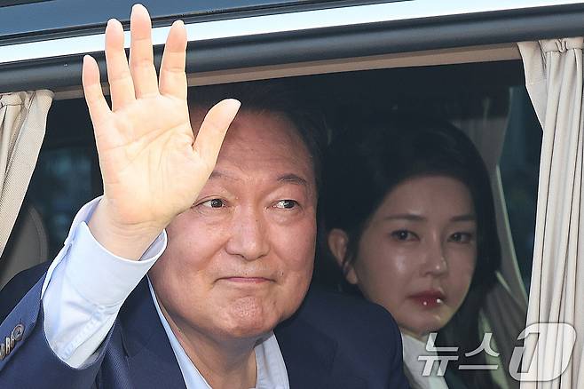 윤석열 전 대통령과 부인 김건희 여사.. 2025.4.11/뉴스1 ⓒ News1 김성진 기자(공동취재)