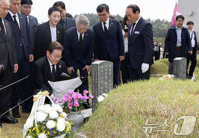 이재명 더불어민주당 대통령 후보가 17일 오후 광주 북구 5·18 민주묘지를 찾아 김동수 열사 묘역에 헌화하고 있다. 2025.5.17/뉴스1 ⓒ News1 이재명 기자