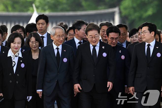 더불어민주당 추미애 공동선대위원장(앞줄 왼쪽부터), 윤여준 상임총괄선대위원장, 이재명 대통령 후보, 박찬대 대표 직무대행 겸 원내대표가 18일 제45주년 5·18 민주화운동 기념식이 열리는 18일 광주 북구 운정동 국립 5·18민주묘지로 입장하고 있다. 2025.5.18/뉴스1 ⓒ News1 김태성 기자