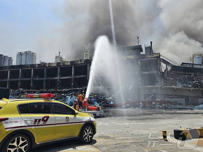 18일 오후 광주 광산구 금호타이어 광주공장에서 소방대원들이 대형 펌프를 동원해 연기가 피어오르는 화재 현장에 물을 뿌리고 있다. 2025.5.18/뉴스1 ⓒ News1 최성국 기자