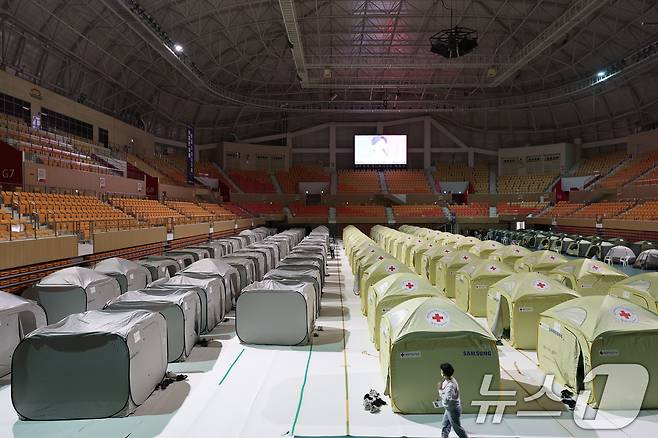 전날 발생한 금호타이어 광주공장 화재가 이튿날인 18일에도 이어지는 가운데 광주 남구 광주여대 체육관에 마련된 피해 주민을 위한 대피소에서 주민들이 쉬고 있다. 2025.5.18/뉴스1 ⓒ News1 박지현 기자