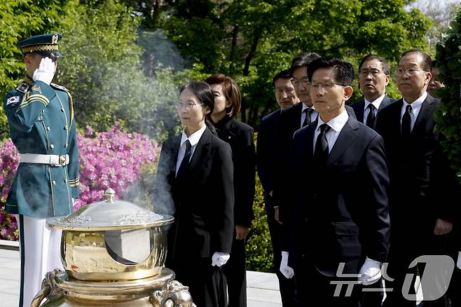 김문수 국민의힘 대통령 후보가 4일 오전 서울 동작구 국립서울현충원에서 박정희 전 대통령 묘역을 참배하고 있다. (공동취재) 2025.5.4/뉴스1 ⓒ News1 안은나 기자