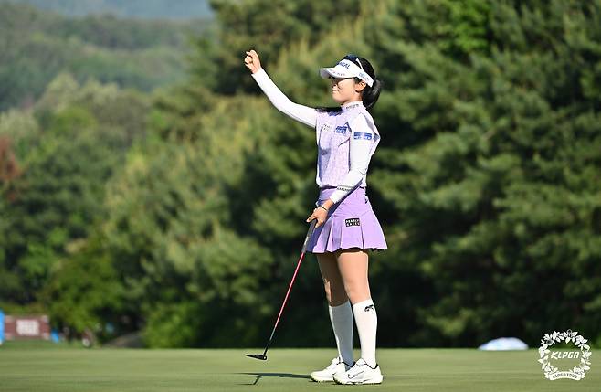이예원이 18일 열린 KLPGA투어 두산 매치플레이 챔피언십에서 우승을 확정한 뒤 기뻐하고 있다. (KLPGA 제공)