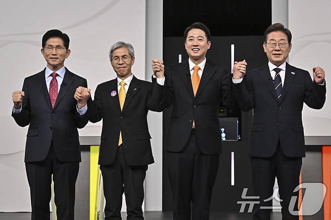 국민의힘 김문수(왼쪽부터), 민주노동당 권영국, 개혁신당 이준석, 더불어민주당 이재명 대통령 후보가 18일 서울 마포구 SBS프리즘타워에서 열린 중앙선거방송토론위원회 주관 제21대 대통령선거 후보자 토론회에서 선전을 다짐하고 있다. 2025.5.18/뉴스1 ⓒ News1 국회사진취재단