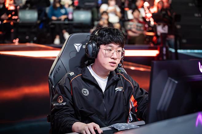 한화생명 ‘제우스’ 최우제가 15일 서울 종로구 롤 파크에서 열린 2025 LCK 정규시즌 KT전에 앞서 경기를 준비 중이다. 사진 | 라이엇 게임즈