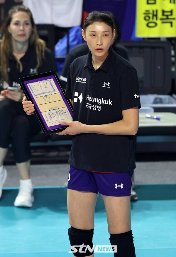 18일 오후 인천 부평구 삼산월드체육관에서 열린 KYK 인비테이셔널 2025 여자배구 세계 올스타전 팀 스타와 팀 월드의 경기, 팀 스타 감독 김연경이 작전지시를 하고 있다. 사진┃뉴시스