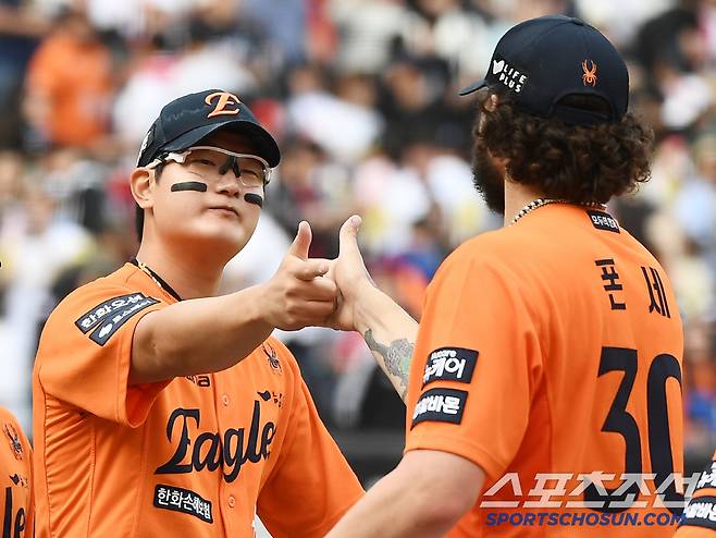 1-0 승리를 지킨 김서현이 폰세와 세리머니를 하고 있다.