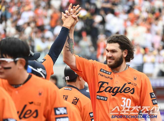 17일 대전 한화생명볼파크에서 열린 SSG-한화전. 한화가 1대0으로 승리했다. 18탈삼진 기록을 세운 승리 투수 폰세가 하이파이브하고 있다. 대전=정재근 기자 cjg@sportschosun.com/2025..5.17/