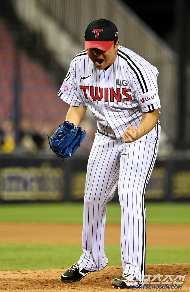 23일 잠실야구장에서 열린 NC와 LG의 경기, 6회초 2사 1루 LG 송승기가 NC 박한결을 삼진처리하며 환호하고 있다. 잠실=허상욱 기자wook@sportschosun.com/2025.04.23/