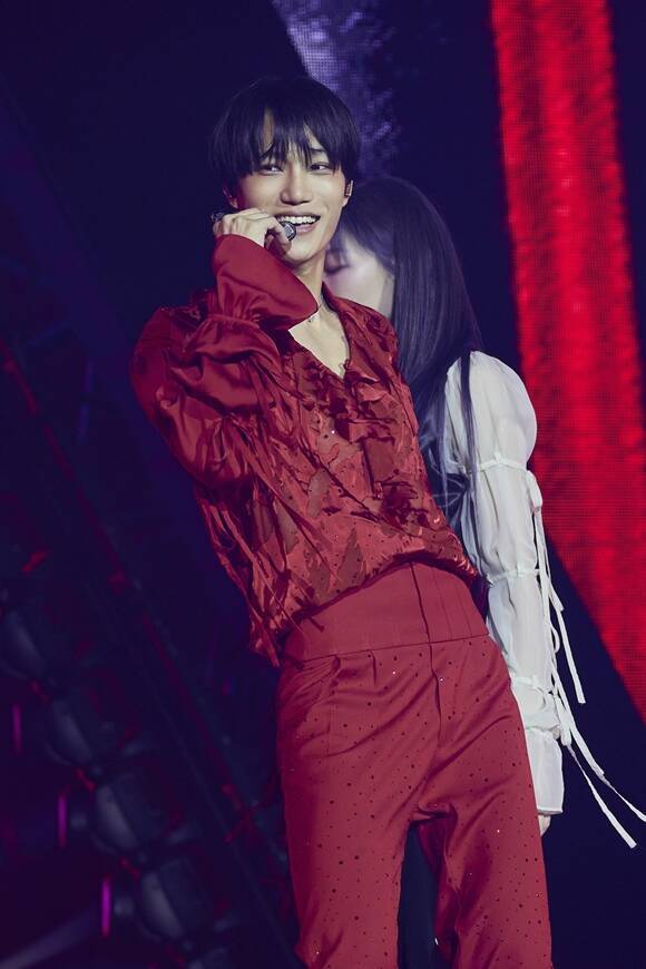 그룹 엑소(EXO) 카이가 18일 오후 4시 서울 송파구 방이동 올림픽공원 핸드볼경기장에서 솔로 콘서트를 개최하고 팬들과 만났다. /SM엔터테인먼트